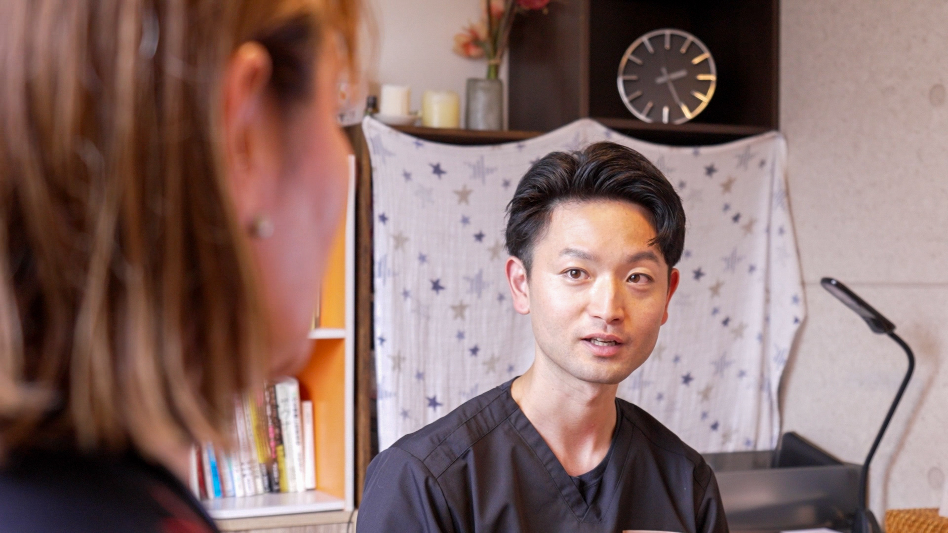 理学療法士が整体をしている